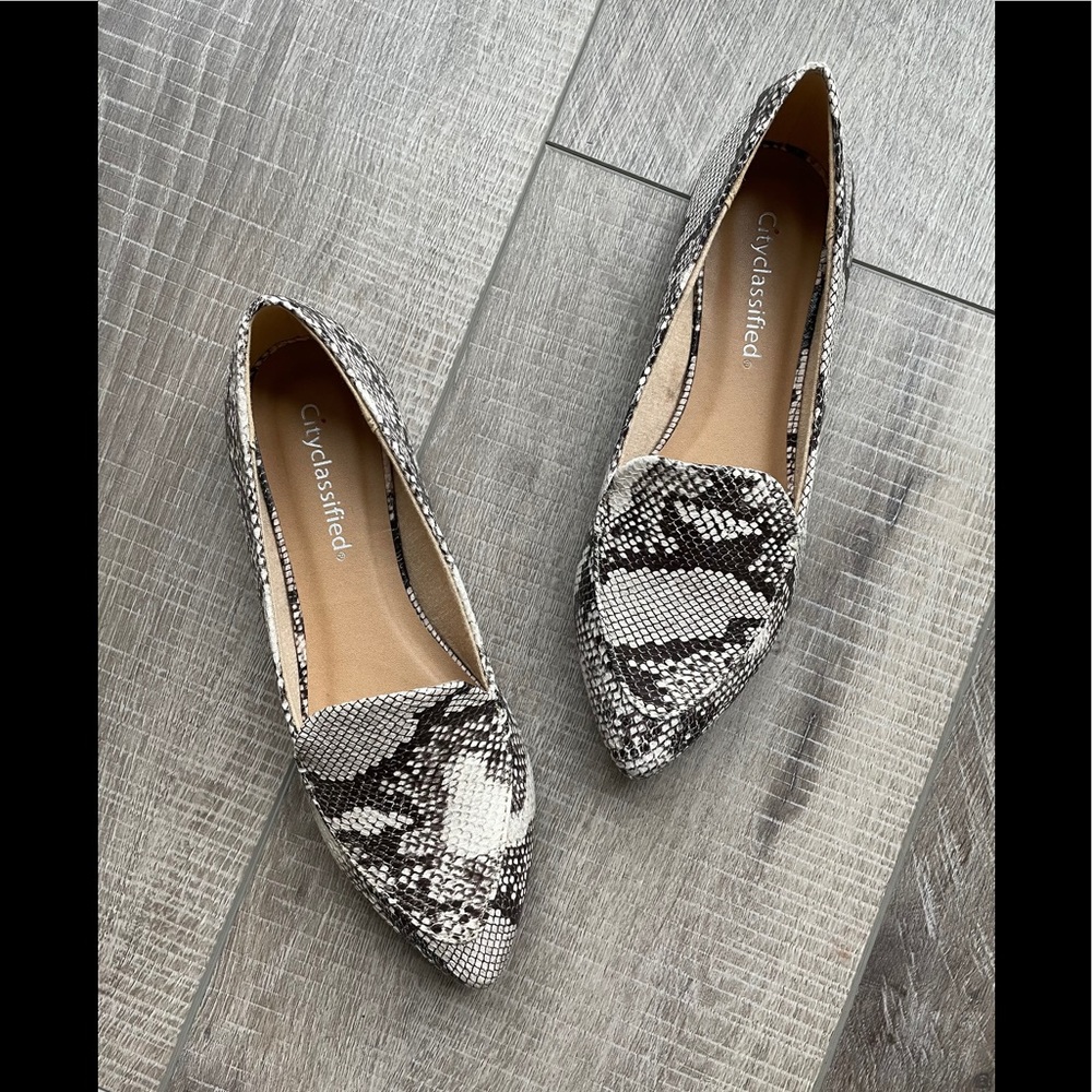 City Classified Python Pointed Comfort Flat Loafer Size 6